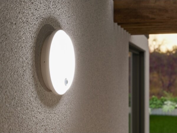 LED Venkovní nástěnné svítidlo se senzorem LED/15W/230V IP65 bílá
