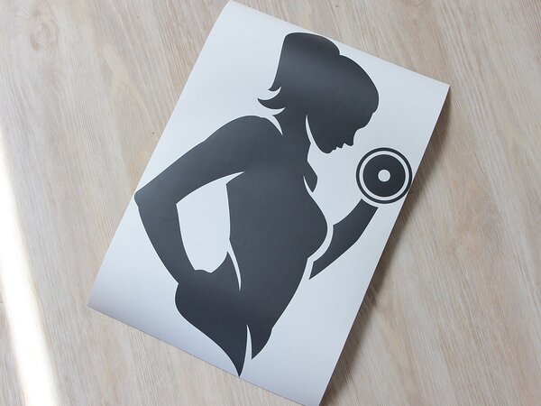 Fitness dívka samolepka na zeď 20 x 30 cm