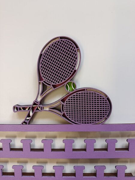 Z rodinné dílny Dřevěný věšák na medaile TENIS – svítící dekorace do pokoje Barva: Tyrkysová