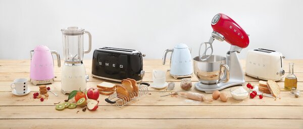 Smeg KLF04PKEU. Rychlovarná konvice s regulací teploty 50's Style pastelově růžová
