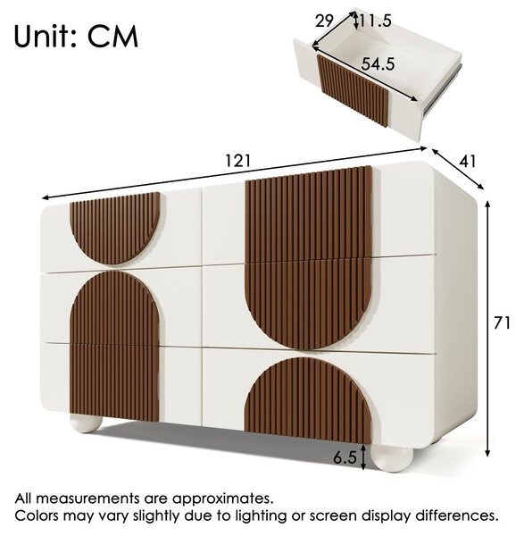 Bílá komoda se 6 zásuvkami, rozměry 121x41x71 cm, vyrobená z MDF a masivního dřeva, s elegantním zakřiveným designem a hnědými dřevěnými lištami, vhodná do obývacího pokoje a chodby