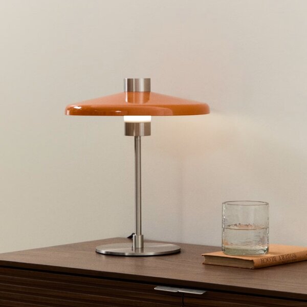 Kave Home Oranžová kovová stolní lampa Nuvira