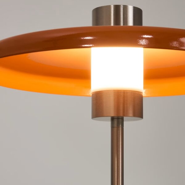 Kave Home Oranžová kovová stolní lampa Nuvira