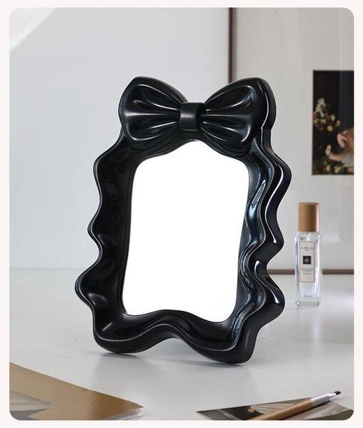 QuickShopping - Malé zrcadlo s standardním, freestanding makeupové zrcadlo s lukem, zdobený rám, černý, ideální pro koupelnu, ložnice, kapta
