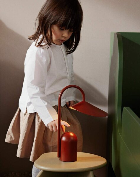 Ferm Living Přenosná lampa Arum, oxide red 1104269286