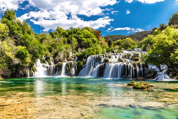 Fototapeta Národní park Krka obklopený stromy a modrou oblohou, Přírodní fototapety, Populární fototapety, u55775 - Tapeko.co.cz