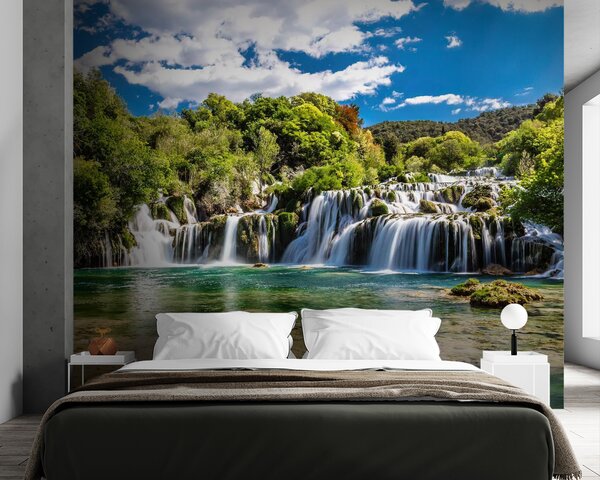 Fototapeta Národní park Krka obklopený stromy a modrou oblohou, Přírodní fototapety, Populární fototapety, u55775 - Tapeko.co.cz