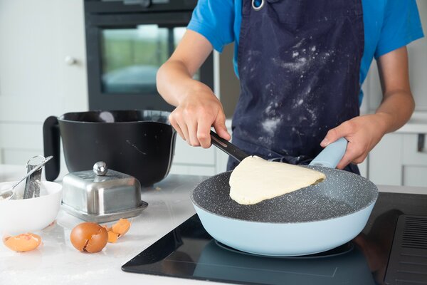 MasterClass Silnostěnná pánev 28 cm, pastelově modrá MCMFP28SKY