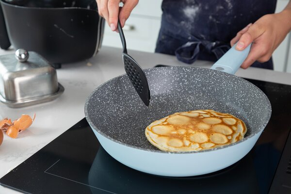 MasterClass Silnostěnná pánev 28 cm, pastelově modrá MCMFP28SKY