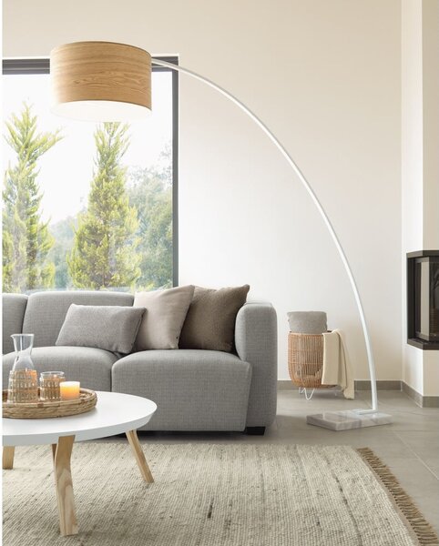 Stojací lampa s dřevěným stínidlem v bílo-přírodní barvě (výška 210 cm) Juhe Ash – Kave Home