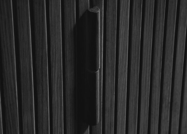 Černá nízká komoda v dekoru dubu s posuvnými dveřmi 76x160 cm Cavo – Unique Furniture