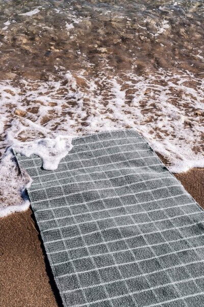 Nanimarquina Běhoun Tiles 2, tmavě šedý, 100% recyklované PET Rozměr: 80x240 cm
