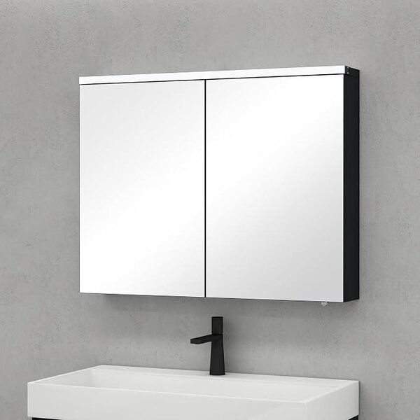 Zrcadlová skříňka s LED osvětlením, rozměry 90x15x70 cm, matná antracitová barva. Nástěnná zrcadlová skříňka do koupelny, praktické úložné prostory, snadná montáž. Zrcadlová skříňka 03