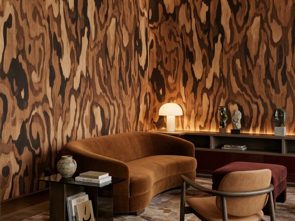 FUGU Luxusní hnědá designová art tapeta – Ettore Walnut Materiál: Digitální eko vlies - klasická tapeta nesamolepicí