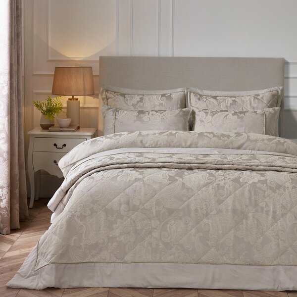 Béžový prošívaný přehoz z žakáru 240x260 cm Opulent Jacquard – Catherine Lansfield
