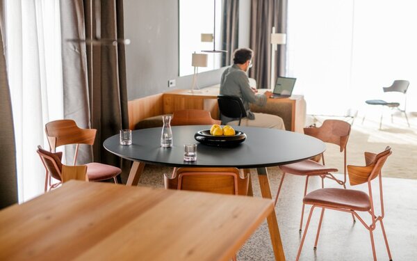 Prostoria designové židle Strain Plywood Armchair