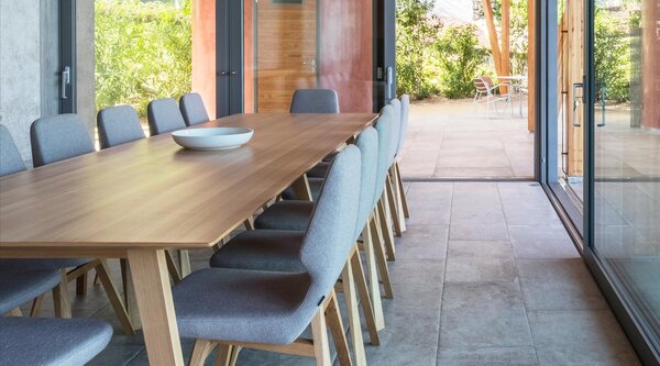 Designové židle Monk Wood Base Armchair