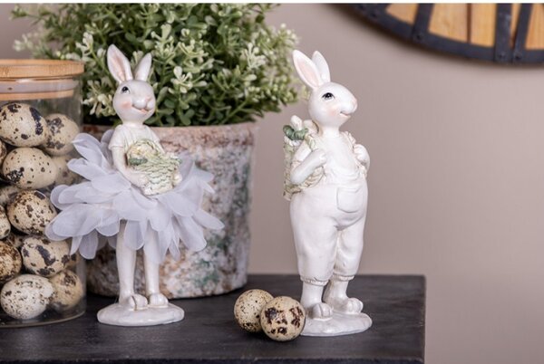 Velikonoční figurka veselý zajíc v lacláčích s nůší květin na zádech – 17 cm