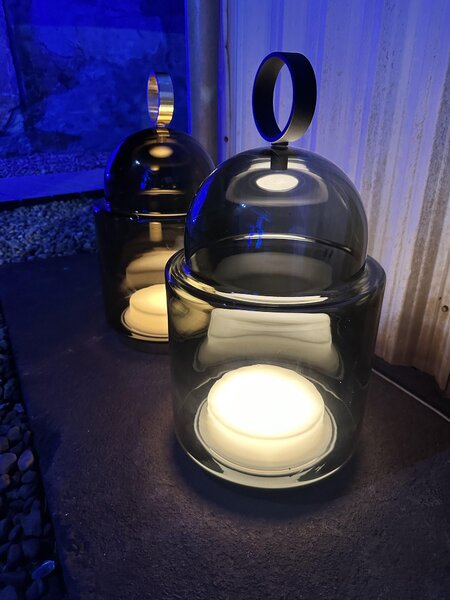 Venkovní designová lampa Brokis Dome Nomad Large PC1266, IP44 Povrch Montury: Nerezová ocel - broušená, Barva skla: Šedá kouřová - transparentní sklo, Dekor skla: Bez dekoru