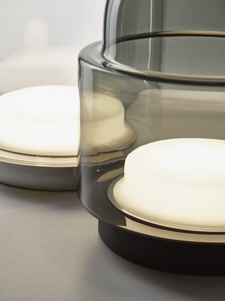 Venkovní designová lampa Brokis Dome Nomad Small PC1265, IP44 Povrch Montury: Nerezová ocel - broušená, Barva skla: Šedá kouřová - transparentní sklo, Dekor skla: Bez dekoru