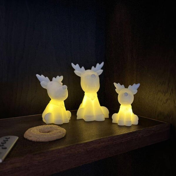 SIRIUS LED svítící sob Naja voskový na baterie CR2450, výška 11,6 cm, bílý
