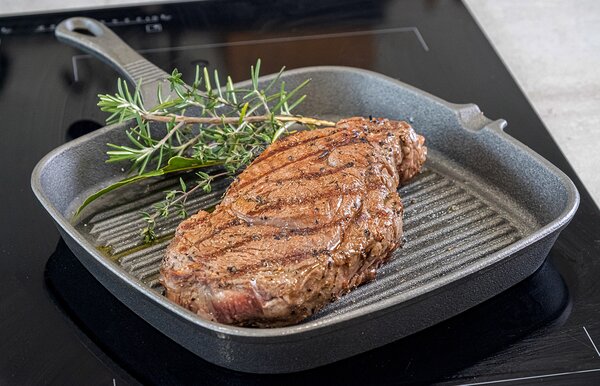 Grilovací pánev 23 cm KitchenCraft litinová hranatá KCCISQ