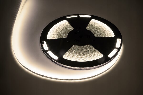 LED pásek 25m neutrální bílá 5050SMD 12V 5,6W diodový řetěz IP65 Rebel