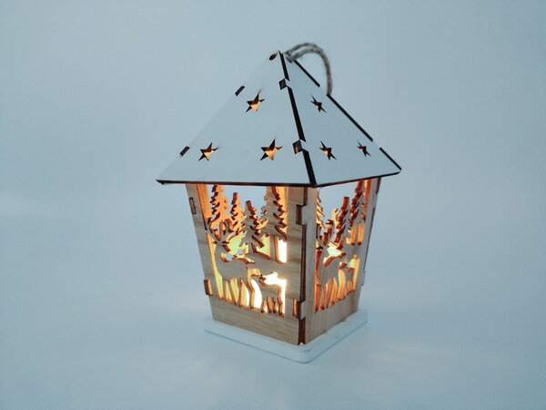 LED světelná dřevěná dekorace, orientální pavilon s vyrytou jelení rodinou, 6,5x6,5x13cm
