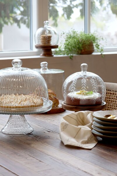 Skleněný poklop na dřevěné noze a broušenými motivy – Ø 20*27 cm - Chic Antique