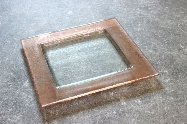 BDK-GLASS Čtvercový skleněný talíř BORDER 25x25cm - béžový