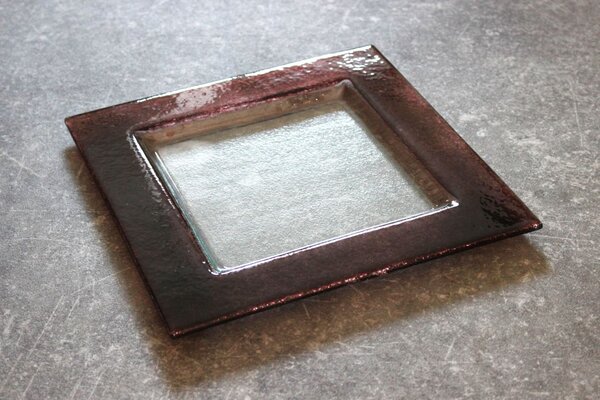 BDK-GLASS Čtvercový skleněný talíř BORDER 25x25cm - fialovo-hnědý