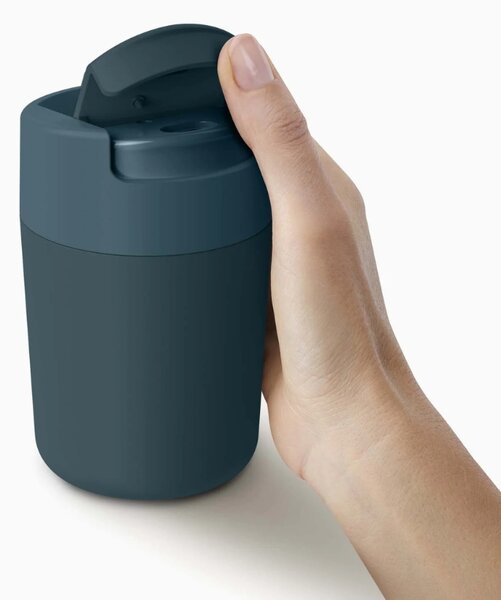 Joseph Joseph Modrý plastový cestovní hrnek Sipp 340 ml