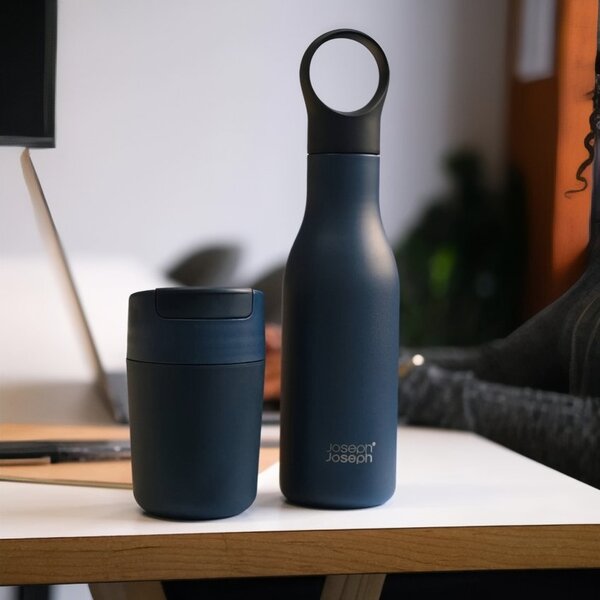 Joseph Joseph Modrý plastový cestovní hrnek Sipp 340 ml