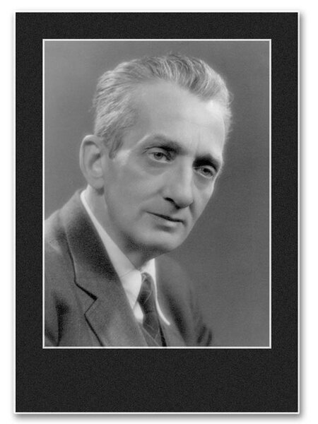 Pasparta do rámečku 21x30 - portrétní s patkou Velikost: 21x30cm, výsek: 17x23cm (pro foto 18x24cm), Barva pasparty: Krémová