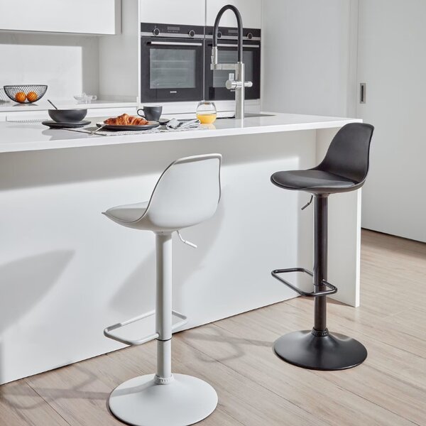 Černá koženková barová židle Kave Home Orlando s černou podnoží 60-82 cm