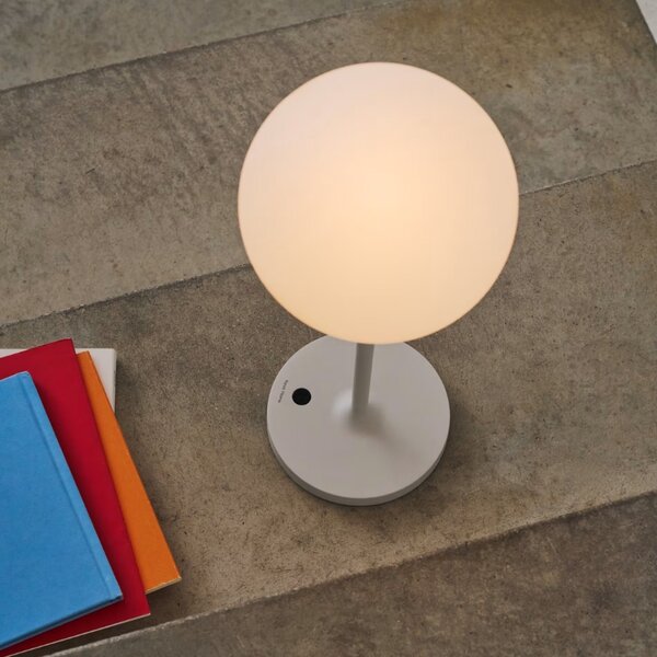 Bílá plastová stolní LED lampa Kave Home Dinesh se šedou podnoží