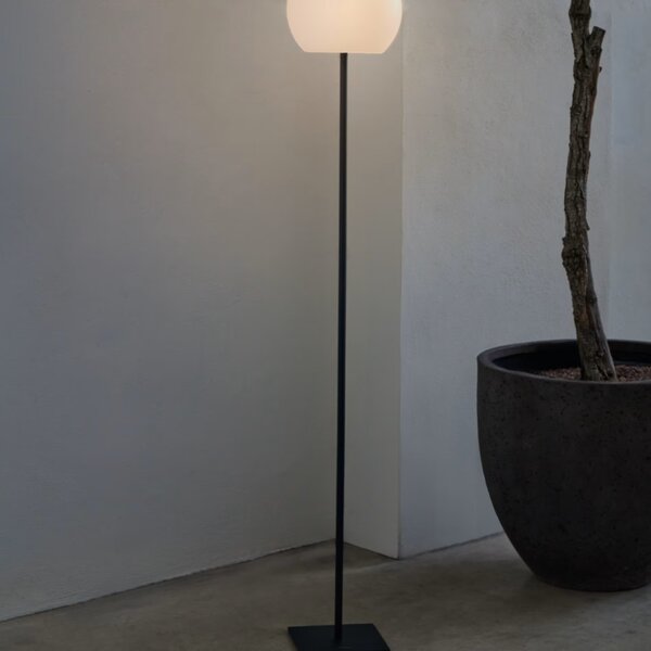 Bílá plastová solární stojací LED lampa Kave Home Dinesh 120 cm s černou podnoží