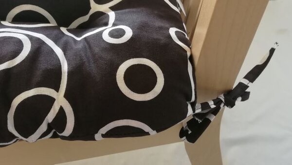 Podsedák na židli foukaný se šňůrkou - 40 x 40 - bílé kruhy - sada 4 ks