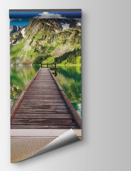 Fototapeta Pohled na jezero z pokoje s dřevěným molem a horami, Přírodní fototapety, Populární fototapety, u53287 - Tapeko.co.cz