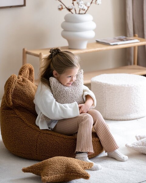 Hnědý dětský sedací vak z textilie bouclé Bear – Wigiwama