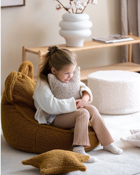 Hnědý dětský sedací vak z textilie bouclé Bear – Wigiwama