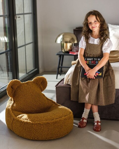 Hnědý dětský sedací vak z textilie bouclé Bear – Wigiwama