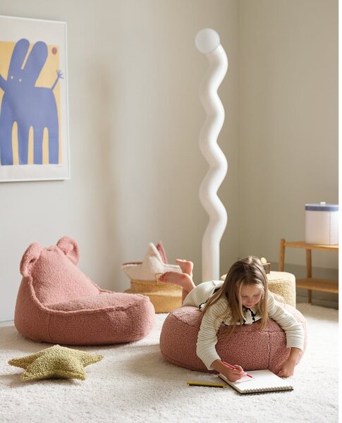 Růžový dětský sedací vak z textilie bouclé Bear – Wigiwama