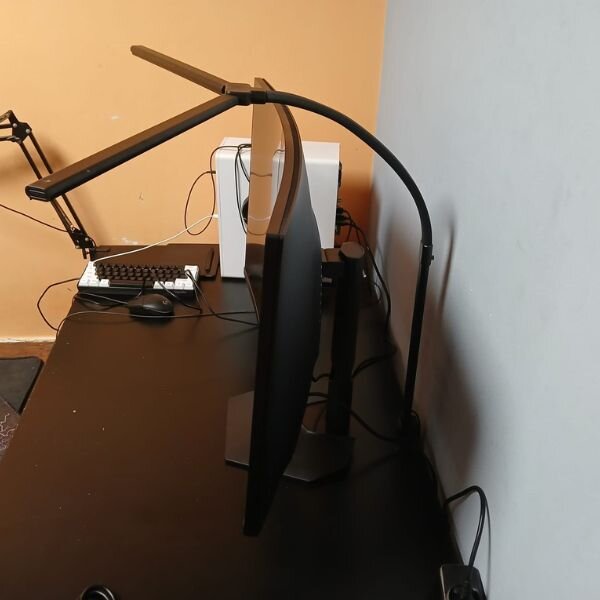 Stmívatelná LED stolní lampa nad monitor 18W 1100lm, CCT, se šroubovacím úchytem