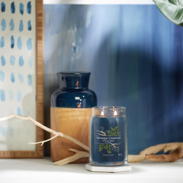 Velká vonná svíčka Yankee Candle Bayside Cedar Signature