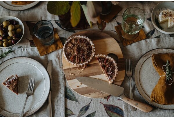 Béžové lněné prostírání Linen Tales, 35 x 45 cm