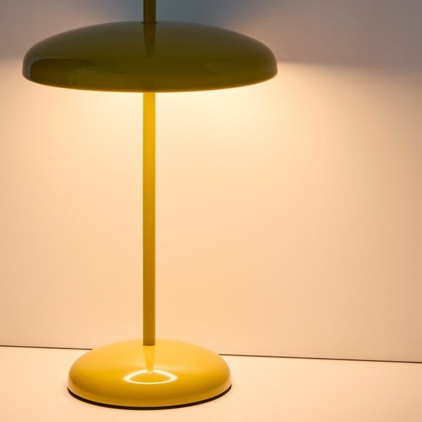 Kave Home Žlutá kovová nabíjecí LED lampa Porte