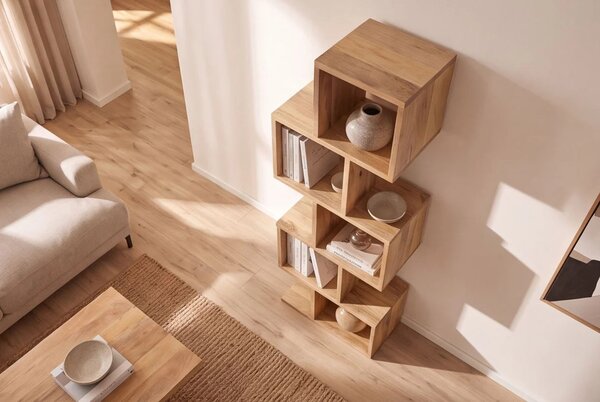 Designový moderní regál Makassar z masivního mangového dřeva ve světle hnědé barvě s pěti asymetrickými policemi 150 cm
