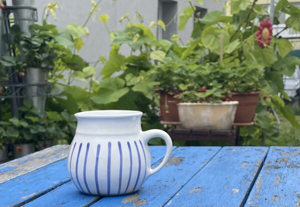 Velký keramický hrnek Buclák modré nebe 0,9 l Modrobílý hrnek na čaj a kávu s objemem 0,9 l