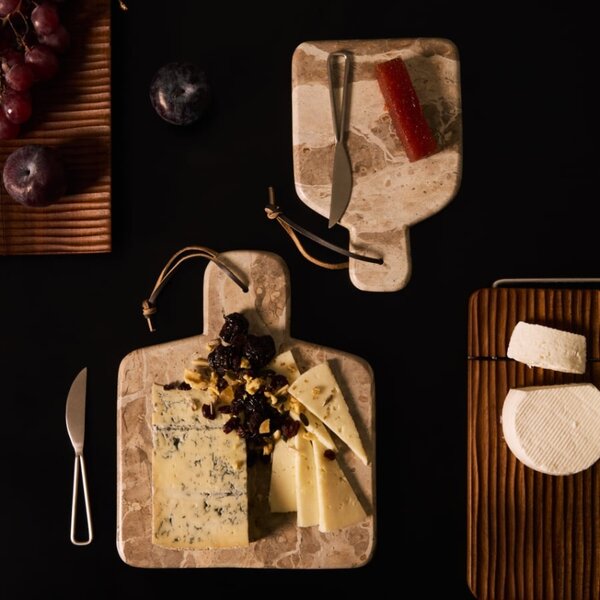 Sada servírovacího prkénka a nože Kave Home Suka 23 x 15 cm